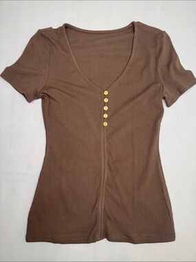 Source Unknown Brown Ribbed Short Sleeve V-Neck Top with Yellow Buttons